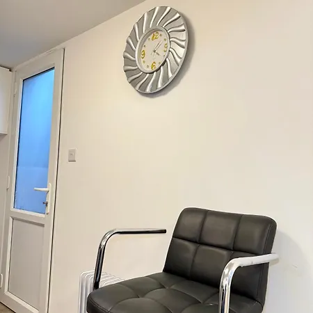 Luxury Studio - Near Heathrow Airport - Free Parking Londres Exterior foto